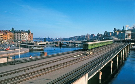 Tunneltåg på Söderströmsbron mellan Slussen och Gamla stan