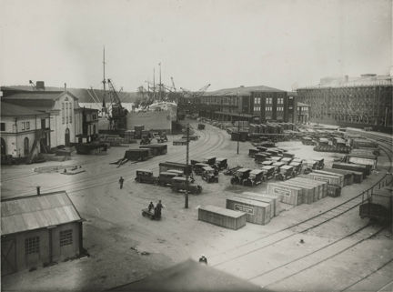 Frihamnen: Bilar, förpackade i lådor och i färdigt skick lagrade på planen väster om magasin 2