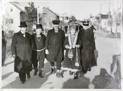Fotografi av samer med den samiske prästen och rättighetskämpen Gustav Park längst till vänster.