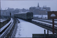 Tunnelbanetåg på Söderströmsbron vintern år 1977