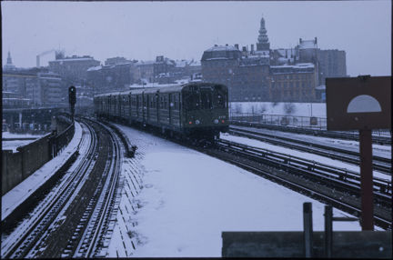 Tunnelbanetåg lämnar Gamla stans tunnelbanestation på väg över Söderströmsbron mot Slussen vintern år 1977