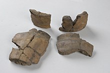 Kärl (Keramik), arkeologiskt fynd nummer 1b, anläggning nummer 2  i fornlämning RAÄ 139, Spånga socken