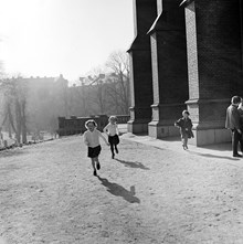 Lekande barn framför Johannes kyrka