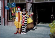 Två clowner utanför Mc Donalds vid Alviks Torg.