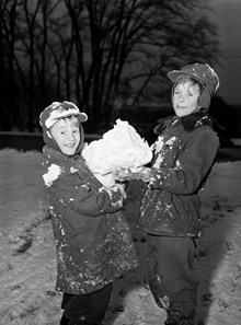 Två barn leker i den första snön i Kungsträdgården