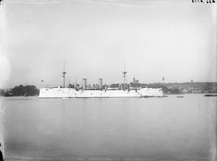 Den amerikanska pansarkryssaren USS Baltimore för ankar på Saltsjön utanför Kastellholmen.