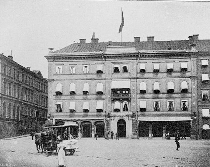 Hästomnibuss på Gustav Adolfs torg, i bakgrunden Hotell Rydberg 1890-tal.