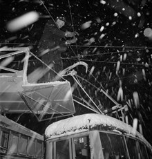 Snöstorm i Stockholm. Kontaktledning nedriven vid hållplats. 
