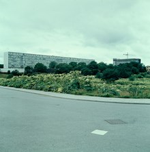 Radiohuset sett från hörnet av Gärdesgatan och Valhallavägen. Byggnadsarbeten i kv. Garnisonen