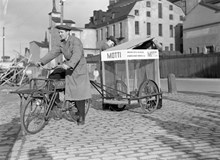 Direktör Klärre hämtar råttor i en cykelambulans, efter att ha annonserat om att få köpa levande råttor. Nytt råttgift, Motti Red Sqouills, ska prövas för att få fram rätt dosering