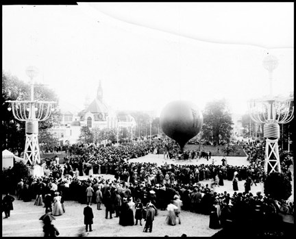 Ballonguppstigning på Allmänna konst- och industriutställningen på Djurgården 1897. Förare av ballongen är dansken Johannessen