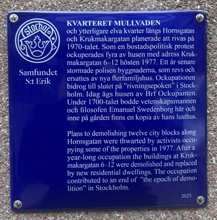 Blå emalj med vit text