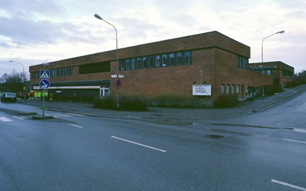 Sköndals centrum, Sköndalsvägen/Bengt Bagares gränd