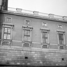 Gustav V:s begravning, 9 nov. 1950. Slottets södra fasad, östra flygeln. I fönstret syns lille kronprins Karl-Gustaf