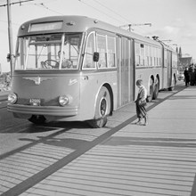 Västerbron. Visning av 150 000 kr  bussen av märket Alfa Romeo som trafikerade linje 98, Slussen - Gröndal. Bilden troligen tagen vid pressvisningen av bussen då den gick en specialrunda.