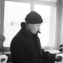Konstnären Torsten Renqvist på besök hos Bonniers förlag, Sveavägen 56
