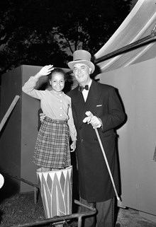 Parkteater i Vasaparken. Karl Gerhard spelar ""Jag och lilla Frida"" med sin adoptivdotter Fatima, med anledning av Stockholms 700-års jubileum