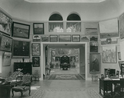 Interiörbild från salarna på Thielska Galleriet, konsten hänger tätt på väggarna och några möbler står utplacerade.