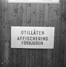 Skylt med texten, Otillåten affischering förbjuden. Skylten var uppsatt på Vasagatan, mellan Bryggargatan och Gamla Brogatan. Skylten brukade diskuteras av passerande fotgängare