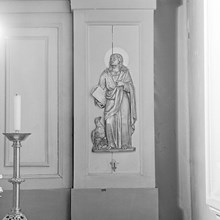 Katolska kyrkan. Detalj från sidoaltare, aposteln Johannes med en fågel