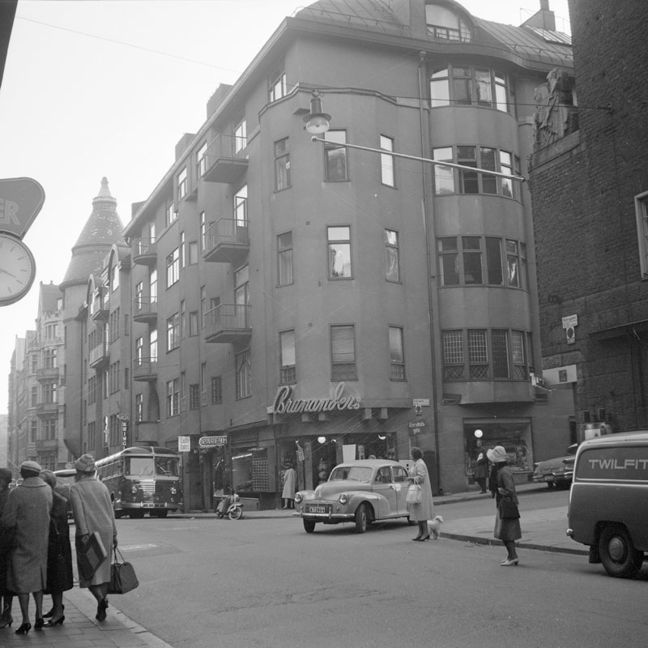 Nybrogatan söderut mot hörnet av Riddargatan 14 - Stockholmskällan