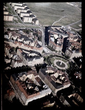 Flygbild över Karlaplan med omgivande kvarter och Gärdet i bakgrunden