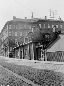 Sankt Paulsgatan 26 väster ut mot Timmermansgatan. I fastigheten fanns bl.a. en snickerifabrik. Här ligger nu skolgården till Södermalmsskolan