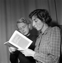 Två kvinnor läser valboken: De höga skatterna - ett samhällsont