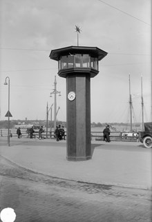 Vakttorn vid Slussen för dirigering av spårvägstrafiken, år 1927.