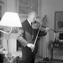 Grosshandlare Juan Morales spelar violin
