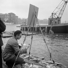 En konstnär med färger och staffli på Strömkajen. Arbetet med Strömbron påbörjas 1946