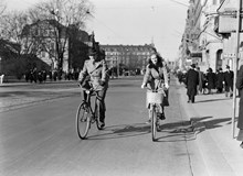 Vasagatan norrut. Cyklister och flanörer vid värmerekord för februari i Stockholm