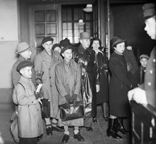 Judiska barn från Tyskland kommer till Stockholm.