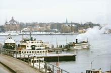 Strömmen med två Djurgårdsfärjor,Bogserbåt, AGA 3 och  bogserbåt.