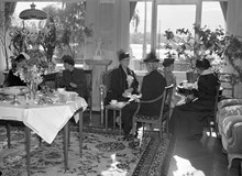 Prins Eugens hem Waldemarsudde, blomsterrummet. Förfriskningar serveras efter föreningen Konstnärernas Vänners årsmöte 1944.
