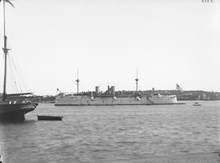 Den amerikanska pansarkryssaren USS Baltimore för ankar på Saltsjön utanför Kastellholmen.