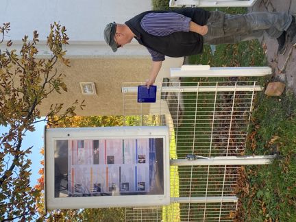 Blå emalj med vit text