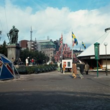 Pyramidformad ställning med brittiska flaggor och ""The city of London pavilion"" i Kungsträdgården under Brittiska veckan 1968