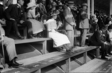 Olympiska spelen i Stockholm 1912. Lemonaddrickade flickor på publikläktaren.