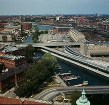 Utsikt från Stadshustornet mot Klara Sjö och vidare norrut. Serafimerlasarettet närmast till vänster och Bangårdspostkontoret till höger