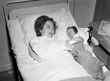 1951 års först födda barn, fotograferat med sin mamma i sängen