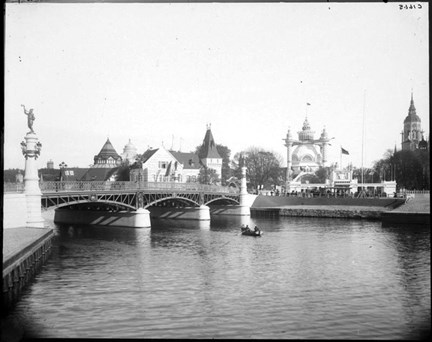 Djurgårdsbron sedd från Strandvägen med 1897 års utställningsområde i bakgrunden